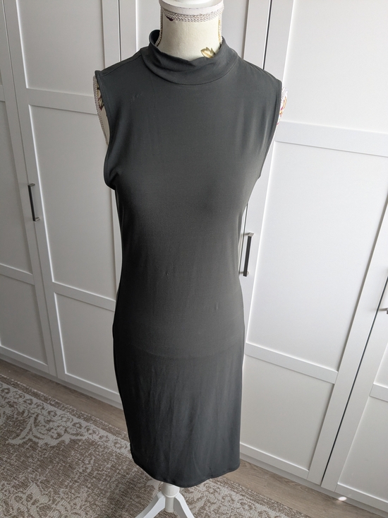 Forever 21 Dresses & Skirts - Forever 21 Sleeveless Mock Neck Midi Dress - Black
